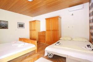 Apartments with parking space Brela, Makarska - 18495