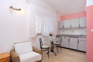 Apartments with parking space Marusici, Omis - 18497