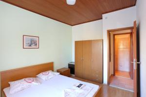 Apartments with parking space Brela, Makarska - 18495