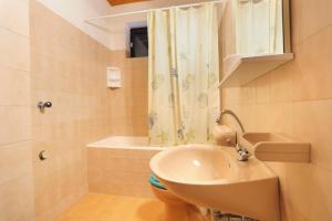 Apartments with parking space Brela, Makarska - 18495