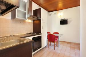 Apartments with parking space Brela, Makarska - 18495