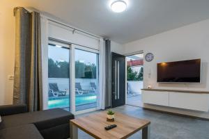 Family-friendly apartments with swimming pool Vir - 18522