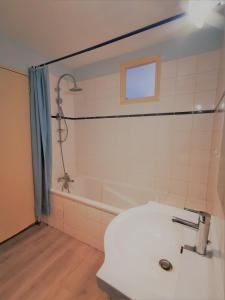 Appartements T2, plein centre, calme, 100m gare : photos des chambres