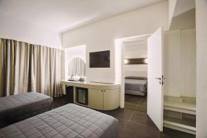 Family Interconnecting Room with Balcony room in Sveltos Hotel
