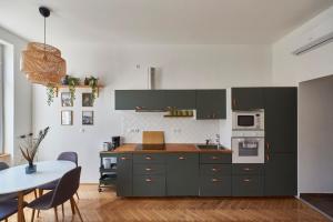 Dembi at the Great City Park