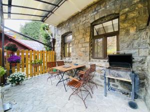 Apartment Carol private Yard with barbeque and parking