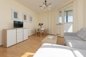 Belgradzka Apartment Warsaw by Renters