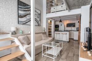 Bright duplex loft next to the city center by REMS