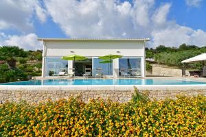 Villa Nausica, heated pool, Padel court, view on the sea, wifi free perfect for big group
