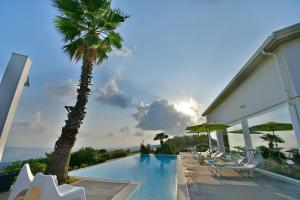 Villa Nausica, heated pool, Padel court, view on the sea, wifi free perfect for big group