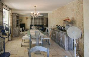Maisons de vacances Stunning home in Carpentras with Outdoor swimming pool, WiFi and 4 Bedrooms : photos des chambres