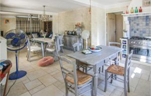 Maisons de vacances Stunning home in Carpentras with Outdoor swimming pool, WiFi and 4 Bedrooms : photos des chambres