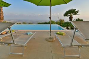 Villa Nausica, heated pool, Padel court, view on the sea, wifi free perfect for big group