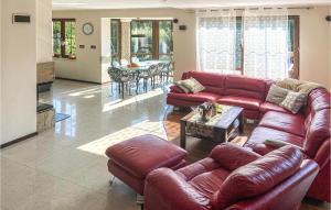 Stunning home in Mscice with 5 Bedrooms, Jacuzzi and WiFi