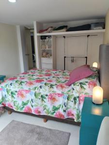 Charming sunny bedroom overlooking beautiful Amsterdam Avenue in best Condesa area