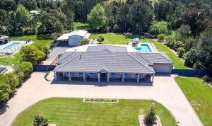 Coast and Country Estate - 15m Heated Pool and Minutes to Beach