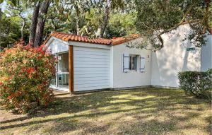 Maisons de vacances 1 Bedroom Cozy Home In La Faute-sur-mer : photos des chambres