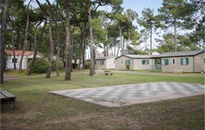 Maisons de vacances 1 Bedroom Cozy Home In La Faute-sur-mer : photos des chambres