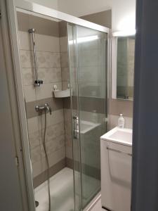 STUDIO CANNES A 5 MN A PIED DE LA GARE TOUT CONFORT AVEC BALCON