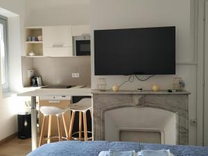 STUDIO CANNES A 5 MN A PIED DE LA GARE TOUT CONFORT AVEC BALCON