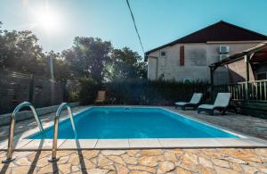 Family friendly apartments with a swimming pool Pakostane, Biograd - 18980