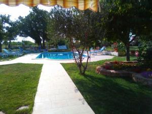 Family friendly apartments with a swimming pool Lozovac Krka 18961