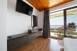 Apartments by the sea Brela, Makarska - 19205