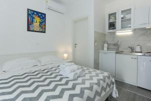 Family friendly house with a swimming pool Vinisce, Trogir - 19001