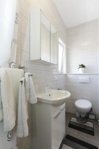 Family friendly house with a swimming pool Vinisce, Trogir - 19001