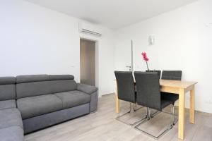 Apartments with parking space Mastrinka, Ciovo - 18954