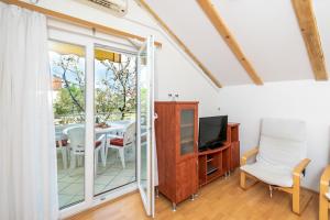 Apartments with parking space Ugljan - 19234