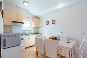 Apartments with parking space Ugljan - 19234