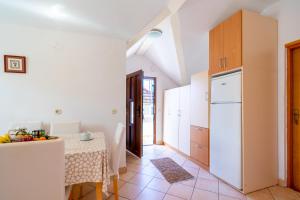 Apartments with parking space Ugljan - 19234