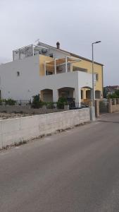 Apartments with a parking space Razine, Sibenik - 19003