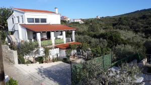 Apartments by the sea Necujam, Solta - 18993 - 3hvězdičkové hotely ve městě Grohote