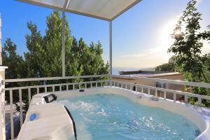 Holiday house with a swimming pool Omis - 19020