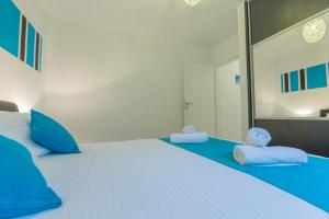 Family-friendly apartments with swimming pool Makarska - 19147