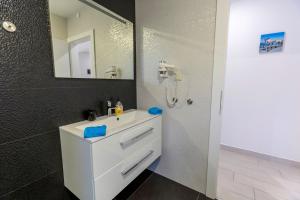 Family-friendly apartments with swimming pool Makarska - 19147