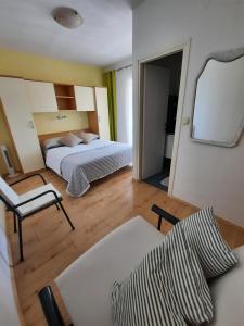 Apartments by the sea Pakostane, Biograd - 19005 