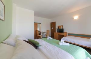 Rooms by the sea Supetar, Brac - 19049