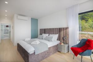 Seaside luxury villa with a swimming pool Zaostrog, Makarska - 19037