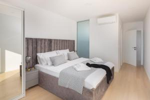 Seaside luxury villa with a swimming pool Zaostrog, Makarska - 19037