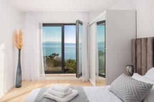 Seaside luxury villa with a swimming pool Zaostrog, Makarska - 19037