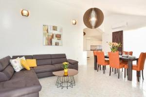 Holiday house with a swimming pool Dugopolje, Zagora - 19033