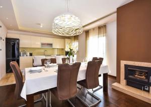 Holiday house with a swimming pool Dugopolje, Zagora - 19033