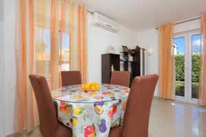 Family friendly house with a parking space Trogir - 19247