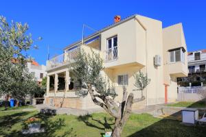 Apartments with a parking space Kastel Gomilica, Kastela - 19248