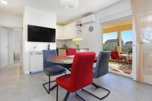 Apartments with parking space Kastel Gomilica, Kastela - 19248