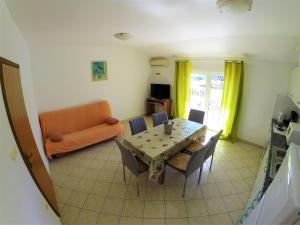 Apartments and rooms with parking space Lopar, Rab - 19238 