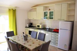 Apartments and rooms with parking space Lopar, Rab - 19238